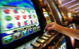 Antarmuka permainan Ceme Online di platform dnatoto dengan meja permainan dan pemain